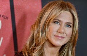 Finalmente! O batom rosa diário de Jennifer Aniston está de volta ao estoque A atriz norte-americana Jennifer Aniston chega para o 81º Globo de Ouro anual no hotel The Beverly Hilton em Beverly Hills, Califórnia, em 7 de janeiro de 2024.