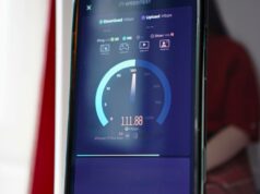 Finalmente consegui um sinal 5G em casa. Não valeu a pena esperar 6 anos Uma pessoa segurando um smartphone sem sinal em um estádio lotado