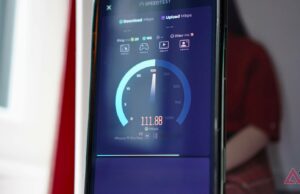 Finalmente consegui um sinal 5G em casa. Não valeu a pena esperar 6 anos Uma pessoa segurando um smartphone sem sinal em um estádio lotado