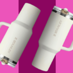 Caneca de viagem Stanley vermelha com alça e tampa transparente.