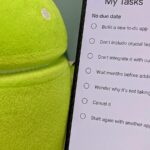 Um calendário em uma mesa com o logotipo do Google Agenda cercado por blocos de eventos coloridos que representam tarefas agendadas