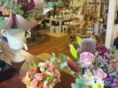 Flores em fio dental, o sonho de floricultura de uma menina floresce nas colinas Flores em fio dental, o sonho de floricultura de uma menina floresce nas colinas