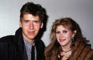 ‘Foi um encobrimento’: o ex-marido de Kirsty MacColl fala 25 anos depois da morte da cantora de Fairytale of New York… e diz que ela foi ‘morta por uma lancha dirigida pelo homem mais rico do México’ Kirsty MacColl, à direita, fotografada com o então marido Steve Lillywhite. Seu ex lançou novas dúvidas sobre a história oficial de sua morte, dizendo que um bilionário mexicano provavelmente foi o responsável