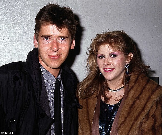 'Foi um encobrimento': o ex-marido de Kirsty MacColl fala 25 Kirsty MacColl, à direita, fotografada com o então marido Steve Lillywhite. Seu ex lançou novas dúvidas sobre a história oficial de sua morte, dizendo que um bilionário mexicano provavelmente foi o responsável