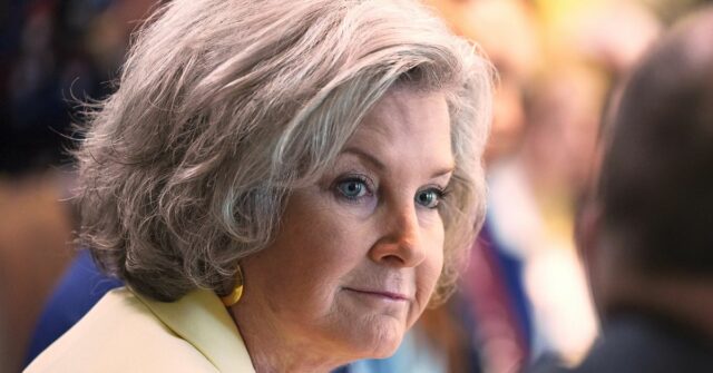 ARQUIVO - A Chefe de Gabinete da Casa Branca, Susie Wiles, ouve durante uma reunião de gabinete na Casa Branca, 30 de abril de 2025, em Washington. (Foto AP / Evan Vucci, Arquivo)
