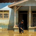epa12566451 Pessoas afetadas pelas enchentes no Sri Lanka limpam suas casas cobertas de lama e água em um vilarejo afetado pelas enchentes em um subúrbio de Colombo, Sri Lanka, 3 de dezembro de 2025. De acordo com o Centro de Gestão de Desastres do Sri Lanka, mais de 470 pessoas foram mortas e 376 desapareceram em todo o país devido às inundações causadas pelas fortes chuvas. EPA/CHAMILA KARUNARATHNE