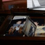 Os arquivos desaparecidos, que estavam disponíveis na sexta-feira, continham uma foto de Trump, ao lado de Jeffrey Epstein, Melania Trump e Ghislaine Maxwell, associada de longa data de Epstein.