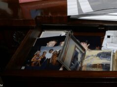 Foto de Trump ladeado por mulheres de biquíni DESAPARECE dos arquivos de Epstein antes de uma reviravolta humilhante… enquanto a imagem da Princesa Diana também emerge Os arquivos desaparecidos, que estavam disponíveis na sexta-feira, continham uma foto de Trump, ao lado de Jeffrey Epstein, Melania Trump e Ghislaine Maxwell, associada de longa data de Epstein.