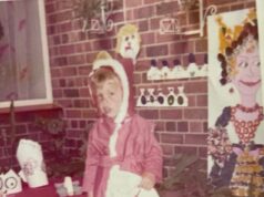 Foto de infância de um magnata da tecnologia vestido de Papai Noel dias antes do Natal… Quem é? Uma imagem que supostamente mostra um jovem Elon Musk já foi vista mais de 500.000 vezes na tarde de segunda-feira X