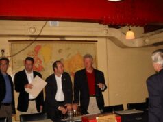 Foto do arquivo de Epstein mostra Kevin Spacey dividindo tudo com Bill Clinton Kevin Spacey Bill Clinton Departamento de Justiça