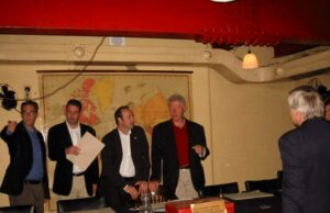 Foto do arquivo de Epstein mostra Kevin Spacey dividindo tudo com Bill Clinton Kevin Spacey Bill Clinton Departamento de Justiça