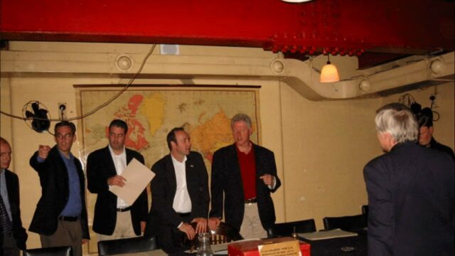 Foto do arquivo de Epstein mostra Kevin Spacey dividindo tudo Kevin Spacey Bill Clinton Departamento de Justiça