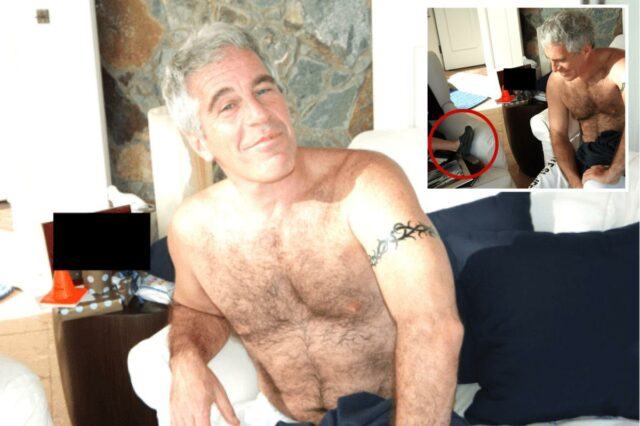 Epstein visto sem camisa com uma criança.