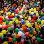 Balões caem do teto durante a celebração do meio-dia da véspera de Ano do Hiller Aviation Museum no Hiller Aviation Museum em San Carlos, Califórnia, na quarta-feira, 31 de dezembro de 2025. (Shae Hammond/Bay Area News Group)