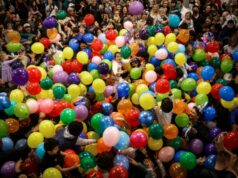 Fotos: Balão do dia de Ano Novo cai na Bay Area Balões caem do teto durante a celebração do meio-dia da véspera de Ano do Hiller Aviation Museum no Hiller Aviation Museum em San Carlos, Califórnia, na quarta-feira, 31 de dezembro de 2025. (Shae Hammond/Bay Area News Group)