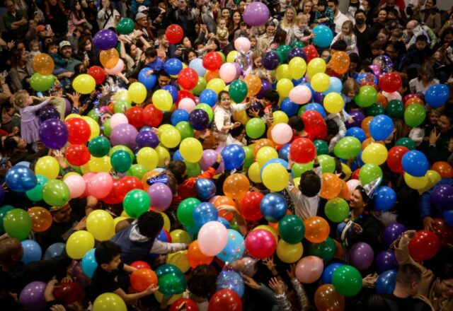 Balões caem do teto durante a celebração do meio-dia da véspera de Ano do Hiller Aviation Museum no Hiller Aviation Museum em San Carlos, Califórnia, na quarta-feira, 31 de dezembro de 2025. (Shae Hammond/Bay Area News Group)