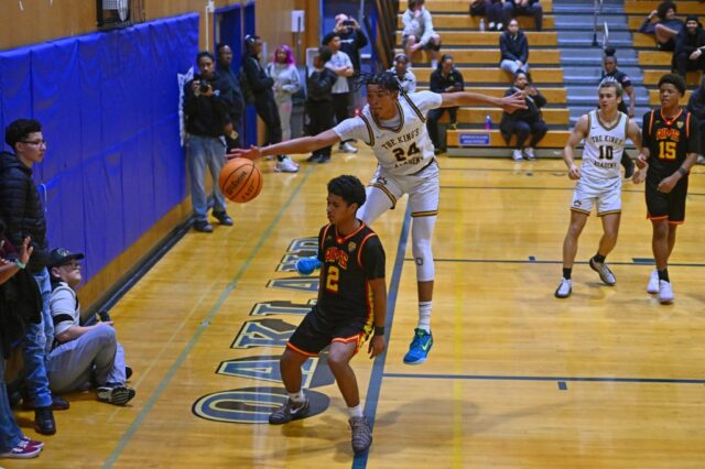 Fotos: King's Academy vs. AIMS College Prep em Damian Lillard Boss Mhoon (24) da King's Academy vai enterrar contra Marcell Saliba-Coffey (12) do AIMS College Prep no primeiro período do jogo durante o Damian Lillard Classic na Oakland High School em Oakland, Califórnia, na sexta-feira, 26 de dezembro de 2025. King's Academy derrotou o AIMS 93-25. (José Carlos Fajardo/Bay Area News Group)