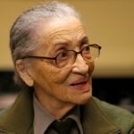 Betty Reid Soskin, 100, foi comemorada em sua aposentadoria como a guarda florestal ativa mais antiga do país, no sábado, 16 de abril de 2022, no Craneway Pavilion em Richmond, Califórnia.