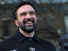 Fox News enlouquece com Mamdani dizendo aos imigrantes seus direitos O prefeito eleito Zohran Mamdani acena para os apoiadores depois de fazer seu discurso de aceitação em uma festa eleitoral, terça-feira, 4 de novembro de 2025, em Nova York. (Foto AP/Yuki Iwamura)