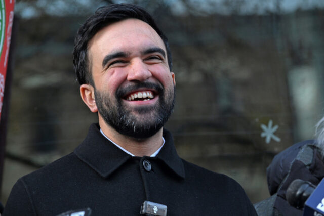 Fox News enlouquece com Mamdani dizendo aos imigrantes seus direitos O prefeito eleito Zohran Mamdani acena para os apoiadores depois de fazer seu discurso de aceitação em uma festa eleitoral, terça-feira, 4 de novembro de 2025, em Nova York. (Foto AP/Yuki Iwamura)