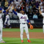 Edwin Diaz #39 (L), Francisco Lindor #12 e Pete Alonso #20 do New York Mets comemoram após derrotar os Milwaukee Brewers no Citi Field em 3 de julho de 2025 na cidade de Nova York.