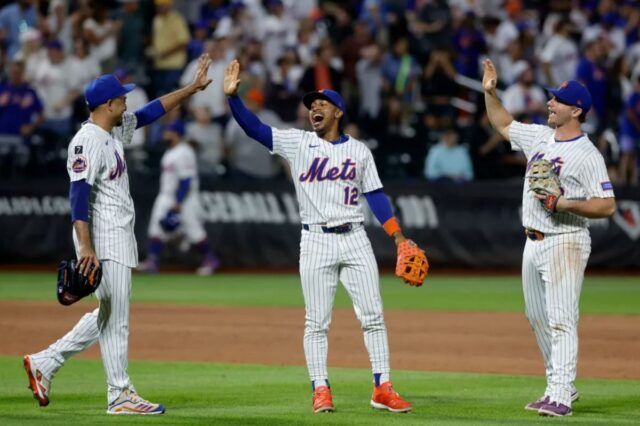 Francisco Lindor deseja a Pete Alonso e Edwin Diaz um Edwin Diaz #39 (L), Francisco Lindor #12 e Pete Alonso #20 do New York Mets comemoram após derrotar os Milwaukee Brewers no Citi Field em 3 de julho de 2025 na cidade de Nova York.