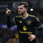 Mason Mount durante a partida da Premier League entre Wolves e Manchester United no Molineux em 2025 em Wolverhampton, Inglaterra.