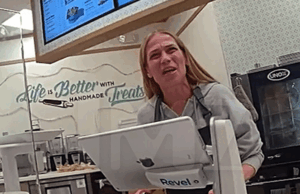 Funcionária da Cinnabon conta ao policial por que ela usou N-Word, programas de vídeo da Police Body Cam 122925_cinnabon_worker_bodycam_kal_v2