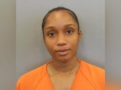 Funcionária de creche do Texas é presa por arrastar e jogar um menino de 3 anos Funcionária de creche do Texas é presa por arrastar e jogar um menino de 3 anos