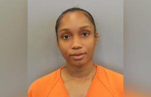 Funcionária de creche do Texas é presa por arrastar e jogar um menino de 3 anos Funcionária de creche do Texas é presa por arrastar e jogar um menino de 3 anos