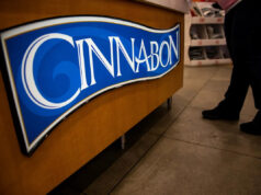 Funcionário da Ashwaubenon Cinnabon demitido por comentários racistas aos clientes Yahoo news home