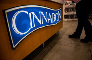 Funcionário da Ashwaubenon Cinnabon demitido por comentários racistas aos clientes Yahoo news home