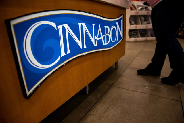Funcionário da Ashwaubenon Cinnabon demitido por comentários racistas aos clientes Yahoo news home