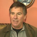 Kenneth Johnson (foto), 63 anos, ameaçou processar o Departamento de Pesca e Vida Selvagem da Califórnia depois que eles não conseguiram remover um urso de 550 libras que vivia sob sua casa