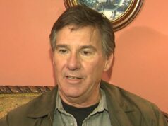 Furioso proprietário de uma casa de Los Angeles vivendo um inferno depois que as autoridades da Califórnia o proibiram de remover o enorme URSO marrom agachado em sua casa Kenneth Johnson (foto), 63 anos, ameaçou processar o Departamento de Pesca e Vida Selvagem da Califórnia depois que eles não conseguiram remover um urso de 550 libras que vivia sob sua casa