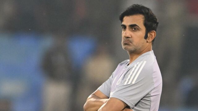 Gambhir deveria ser como um técnico para os jogadores, não Gambhir deveria ser como um técnico para os jogadores, não como um técnico: Kapil Dev