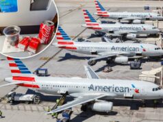 ‘Ganancioso’ American Airlines rasgado depois de anunciar que os passageiros não ganham mais milhas, outras vantagens com passagens econômicas básicas: ‘Sem fidelidade’ Área de espera vazia do portão do aeroporto com cadeiras e um avião da American Airlines visível ao fundo em Miami, EUA.