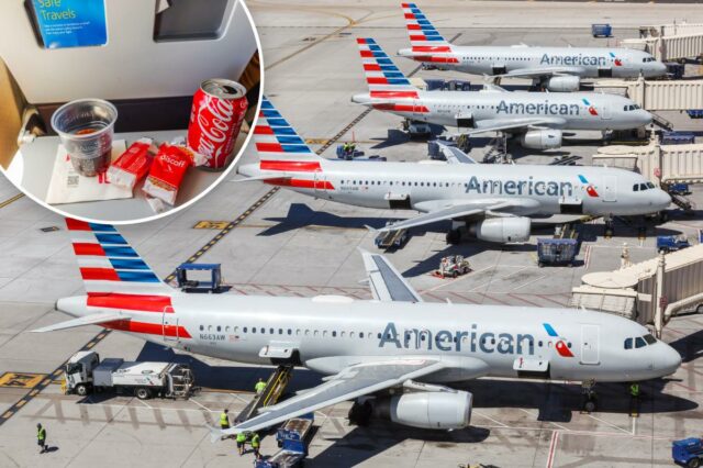 Área de espera vazia do portão do aeroporto com cadeiras e um avião da American Airlines visível ao fundo em Miami, EUA.