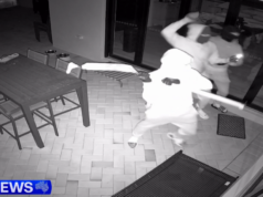 Gangue pula cerca e quebra porta para roubar dois BMWs na invasão de casa em Logan Gangue pula cerca e quebra porta para roubar dois BMWs na invasão de casa em Logan