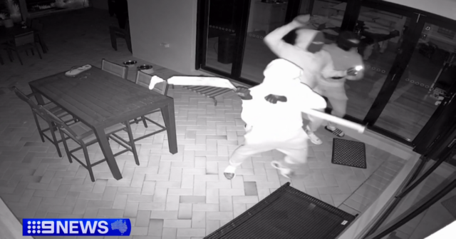 Gangue pula cerca e quebra porta para roubar dois BMWs Gangue pula cerca e quebra porta para roubar dois BMWs na invasão de casa em Logan