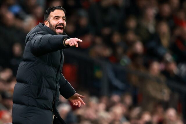 Gary Neville acredita que Ruben Amorim acertou na decisão, apesar Ruben Amorim em Old Trafford durante empate com o Bournemouth
