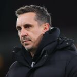 Matheus Cunha e Mason Mount com seus companheiros durante a partida da Premier League entre Aston Villa e Manchester United no Villa Park em 2025 em Birmingham, Inglaterra.