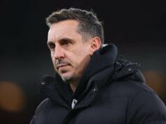 Gary Neville cita dois jogadores desaparecidos do Man United que poderiam ter impedido a derrota do Aston Villa Matheus Cunha e Mason Mount com seus companheiros durante a partida da Premier League entre Aston Villa e Manchester United no Villa Park em 2025 em Birmingham, Inglaterra.