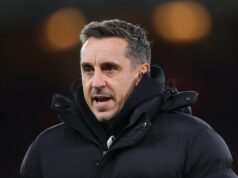 Gary Neville desaprova totalmente ‘uma coisa’ que o Man Utd mudou na última década: ‘Você perdeu tudo…’ O analista da Sky Sports Gary Neville se apresenta para a câmera antes da partida da Premier League entre Manchester United e Arsenal em Old Trafford em 2025 em Manchester, Inglaterra.