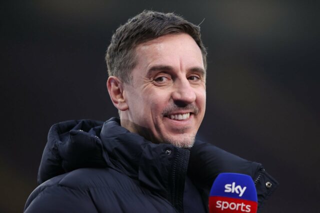 Matheus Cunha e Mason Mount com seus companheiros durante a partida da Premier League entre Aston Villa e Manchester United no Villa Park em 2025 em Birmingham, Inglaterra.