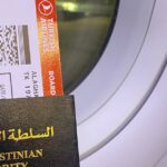 uma foto desfocada de uma mulher em um hijab abraçando um graduado