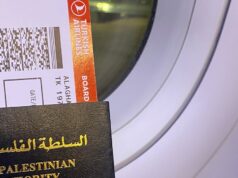 Gaza a Dublin: uma viagem através da guerra, deslocamento, esperança uma foto desfocada de uma mulher em um hijab abraçando um graduado