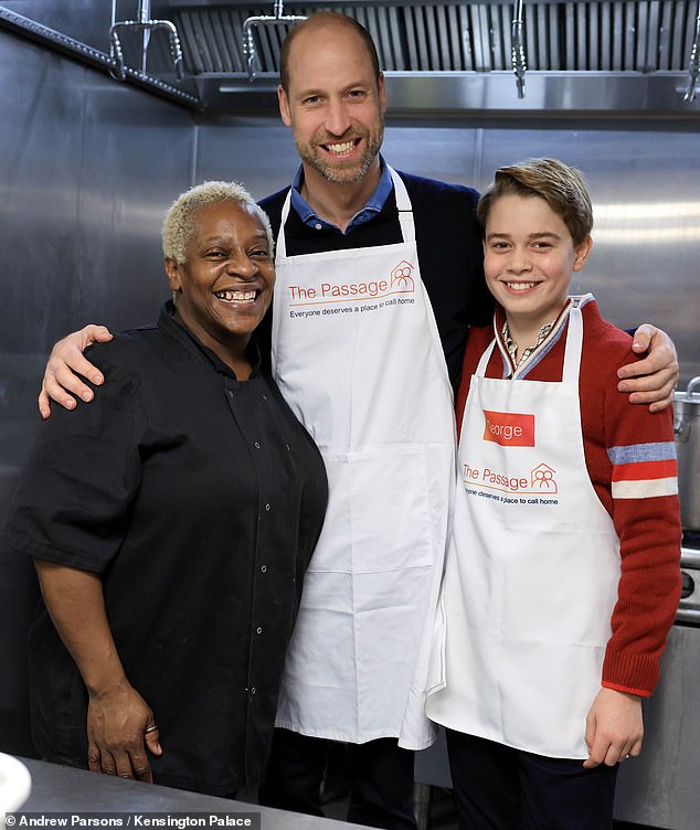 Generoso Jorge! Prince, de 12 anos, prepara almoços de Natal Generoso Jorge! Prince, de 12 anos, prepara almoços de Natal para moradores de rua com seu pai William – e tem a reação mais doce ao ver a assinatura da avó Diana