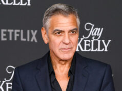 George Clooney diz que não está mais ‘beijando garotas’ nos filmes: ‘Quando fiz 60 anos, conversei com minha esposa’ George Clooney at Netflix's "Jay Kelly" Los Angeles Premiere held at the Egyptian Theater on November 11, 2025 in Los Angeles, California. (Photo by Alberto Rodriguez/Variety via Getty Images)