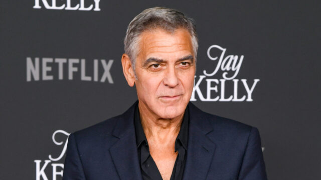 George Clooney diz que não está mais 'beijando garotas' nos George Clooney at Netflix's "Jay Kelly" Los Angeles Premiere held at the Egyptian Theater on November 11, 2025 in Los Angeles, California. (Photo by Alberto Rodriguez/Variety via Getty Images)
